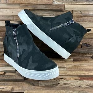 Steve Madden Wedgie Wedge Camp Boots Dual Zip